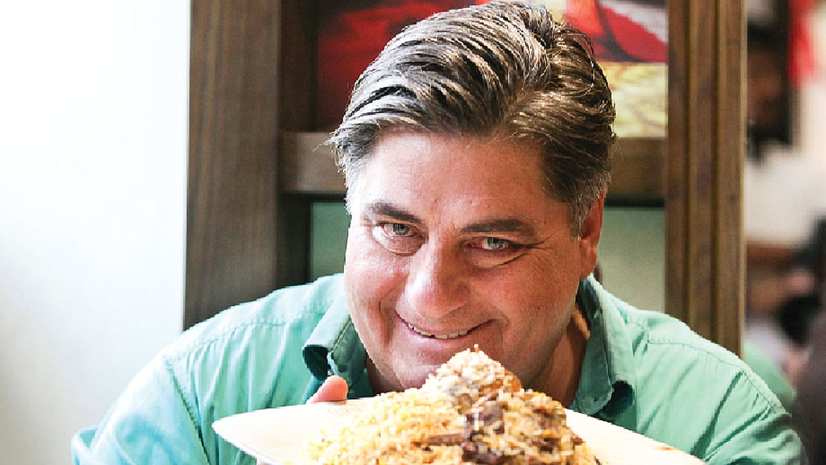 ঢাকার বিরিয়ানি বেশ পছন্দ করলেন ম্যাট প্রেস্টন। ছবি: খালেদ সরকার