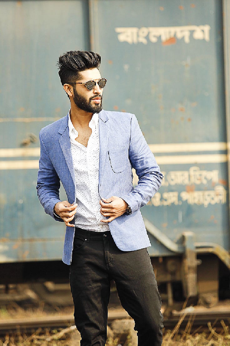 ধুলাবালু চোখে ঢুকলেও হেত পারে চোখের শুষ্কতা। ছবি: অধুনা