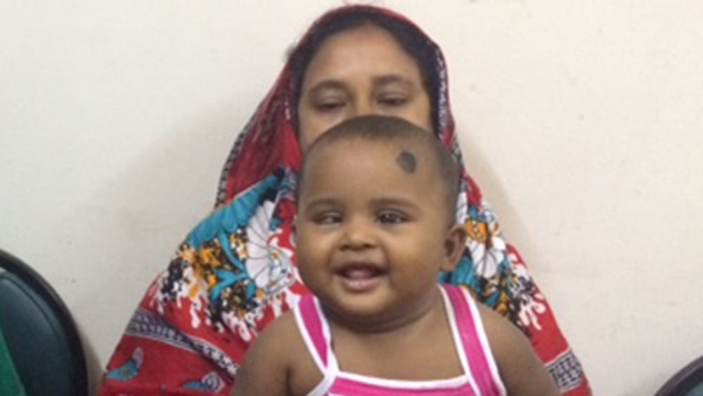 মায়ের ​গর্ভে থাকার সময় গুলিবিদ্ধ হয়েছিল সুরাইয়া। গুলিতে ডান চোখ নষ্ট হয়ে যায়। দীর্ঘ আট মাস পর গত সোমবার মা বাবার সঙ্গে পরবর্তী চিকিৎ​সা নিতে ঢাকা মেডিকেলে এসেছে সে। ছবি: সংগৃহীত