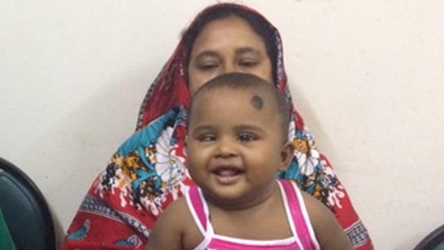 মায়ের ​গর্ভে থাকার সময় গুলিবিদ্ধ হয়েছিল সুরাইয়া। গুলিতে ডান চোখ নষ্ট হয়ে যায়। দীর্ঘ আট মাস পর গত সোমবার মা বাবার সঙ্গে পরবর্তী চিকিৎ​সা নিতে ঢাকা মেডিকেলে এসেছে সে। ছবি: সংগৃহীত