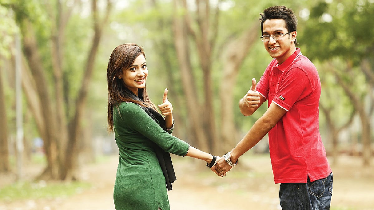 জীবনের চলার পথে বন্ধুর হাত তো ধরতেই হয়। মডেল: মাহারিয়া ও ফাহাদ। ছবি: সুমন ইউসুফ