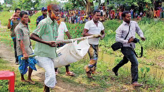 সোহাগী জাহান তনুর লাশ গতকাল কুমিল্লার মুরাদনগর উপজেলার মির্জাপুর গ্রামের পারিবারিক কবরস্থান থেকে তোলা হয় l ছবি: প্রথম আলো