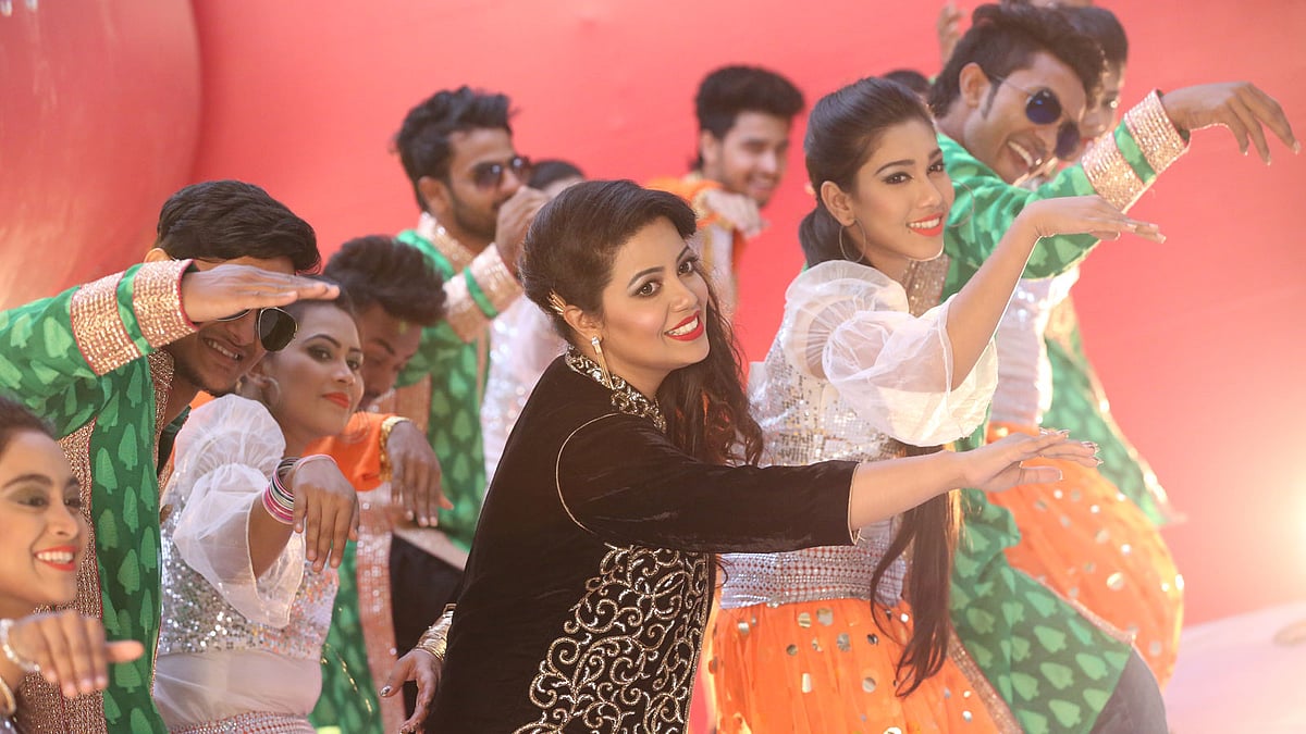 ‘রেশমি চুড়ি’ গানের ভিডিওর একটি দৃশ্যে কনা