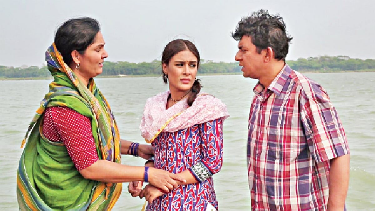 প্রেমের মরা নাটকের দৃশ্যে (বাঁ থেকে) শাহনাজ খুশী, সায়লা শাবি ও চঞ্চল চৌধুরী