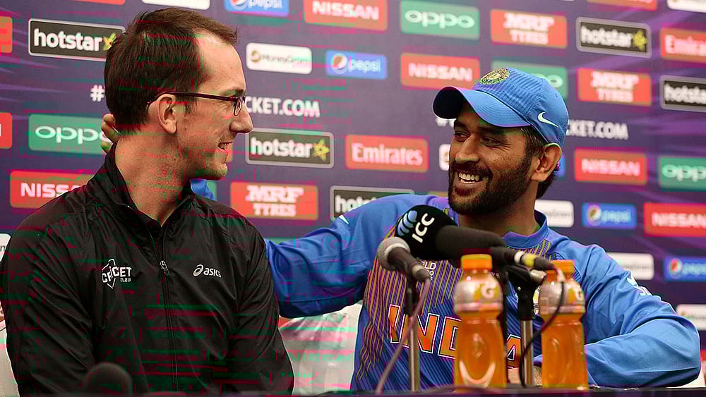 অস্ট্রেলিয়ান সাংবাদিকের সাক্ষাৎকার নিয়ে ফেললেন ধোনি! ছবি: ক্রিকেট অস্ট্রেলিয়া