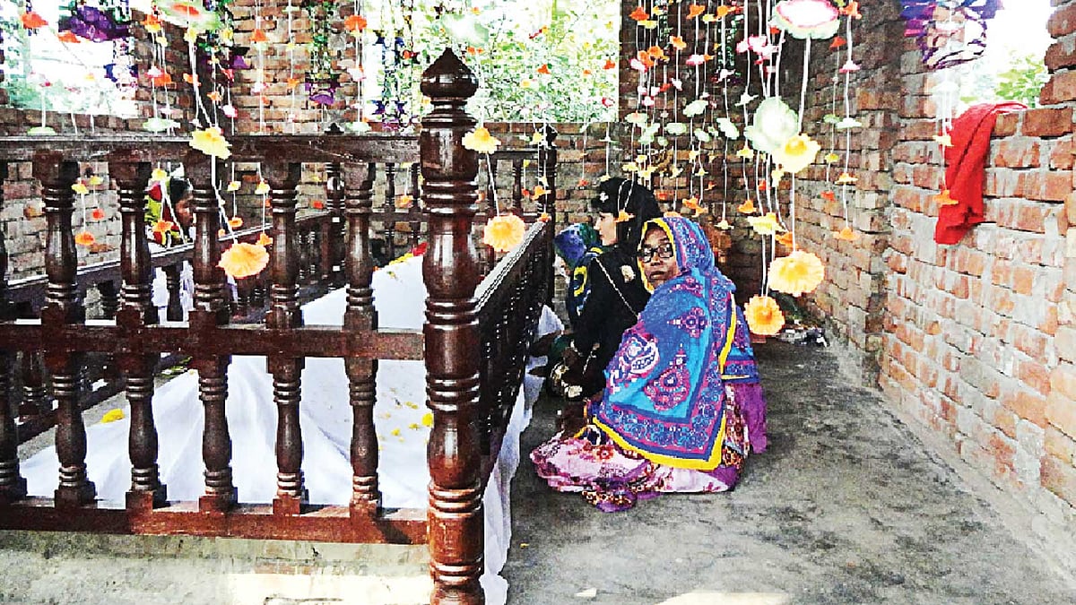 মুন্সী মালে মোহাম্মদের পলাশপুর গ্রামের মাজারে কিশোরীকে নাতনিকে সঙ্গে নিয়ে চন্দ্রবান