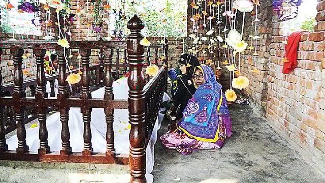 মুন্সী মালে মোহাম্মদের পলাশপুর গ্রামের মাজারে কিশোরীকে নাতনিকে সঙ্গে নিয়ে চন্দ্রবান