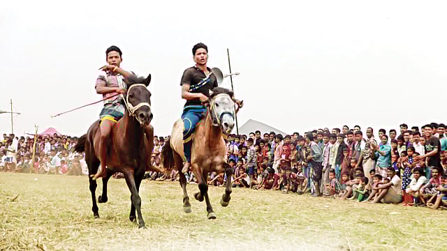 হাওরাঞ্চলে জমে উঠেছে ঐতিহ্যবাহী ঘোড়দৌড়। ছবি: আনিস মাহমুদ
