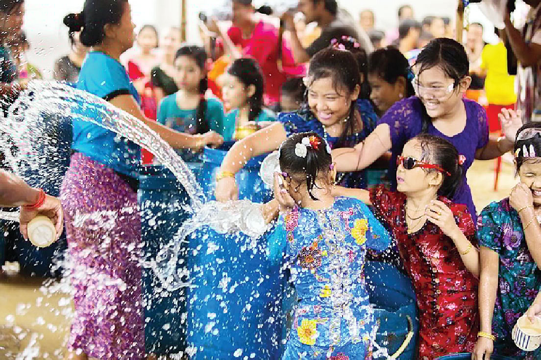 পানি ছিটানো বৈসাবি উৎসবের রঙিন এক অংশ। ছবি: অয়ন আহমেদ