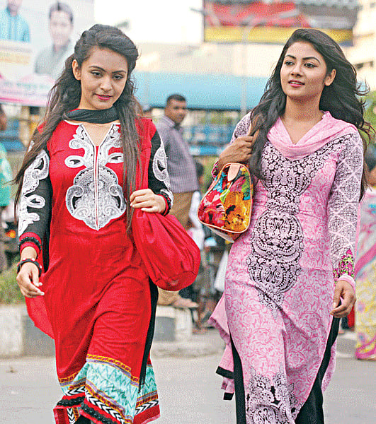 পেশাজীবী বা কর্মজীবী নারী শুধু নিজের নয়, পরিবারের মর্যাদাকেও বাড়িয়ে দিচ্ছেন l মডেল: প্রাচী ও আইরিন ছবি: সুমন ইউসুফ