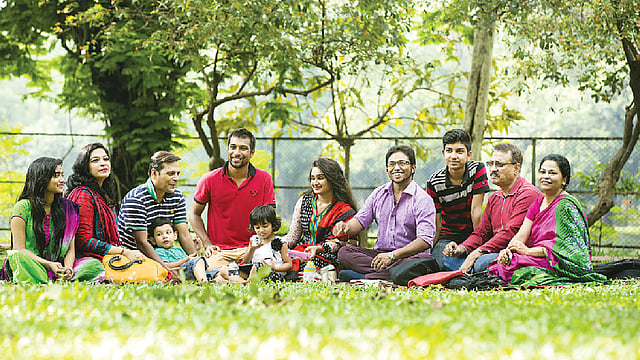 বিপদেই হোক বা একাকিত্ব ঘোচাতেই হোক, নতুন করে বর্ধিত পরিবারের সঙ্গে করতে পারেন যোগাযোগ