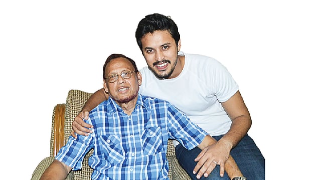 বাবার সঙ্গে ইরফান সাজ্জাদ। ছবি: জুয়েল শীল