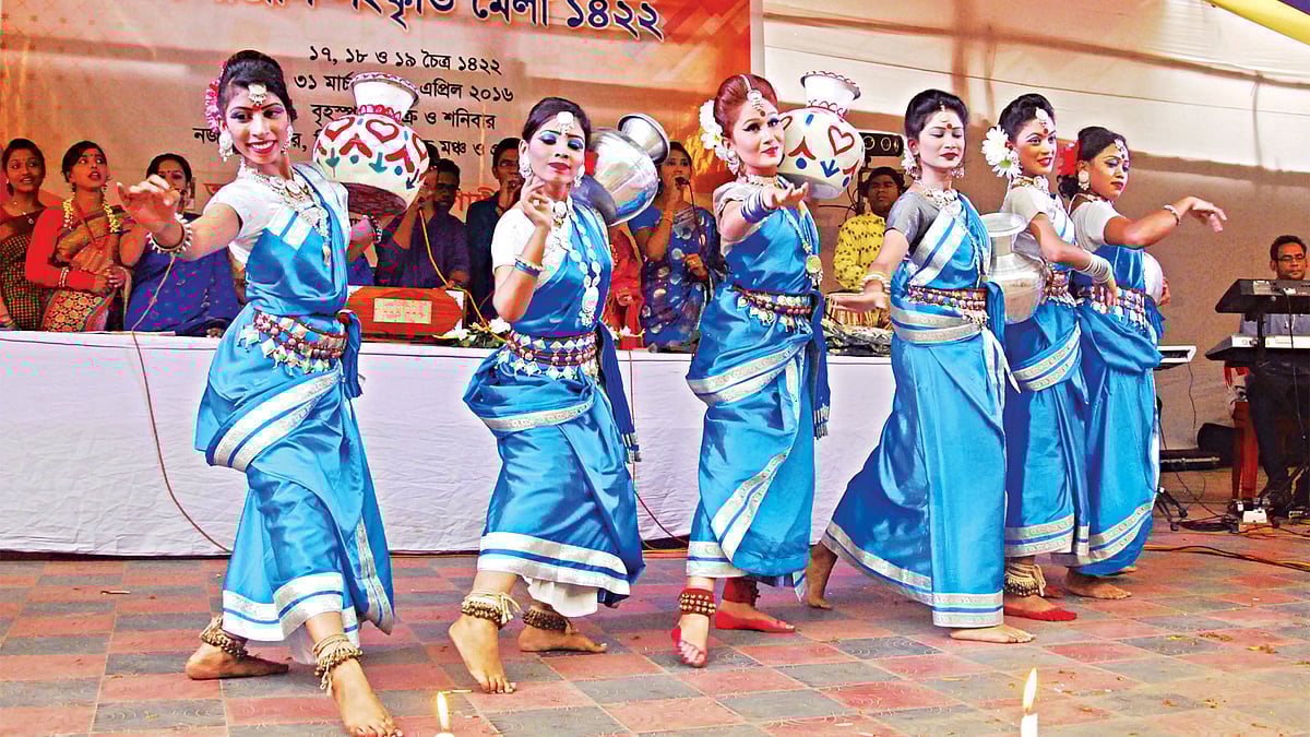 ডিসি হিলে বাঙালি সংস্কৃতি মেলায় নাচ প্রদর্শন করেন শিল্পীরা