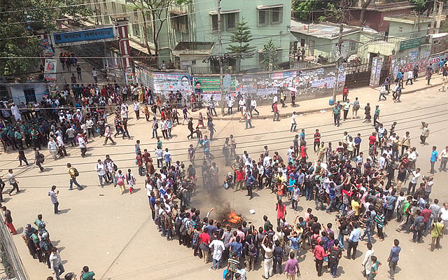 জগন্নাথ বিশ্ববিদ্যালয়ের ছাত্র নাজিমউদ্দিনকে কুপিয়ে ও গুলি করে হত্যার প্রতিবাদে আজ সকাল থেকে বিশ্ববিদ্যালয়ের সামনে সড়ক অবরোধ করে বিক্ষোভ করছেন  শিক্ষার্থীরা। গতকাল রাত পৌনে আটটার দিকে লক্ষ্মীবাজারের কাছে একরামপুরে একটি সরু গলিতে দুর্বৃত্তরা তাঁকে হত্যা করে। ছবি: মনিরুল আলম