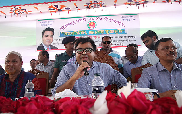 পরিচ্ছন্নতা বছর ২০১৬ উপলক্ষে ঢাকা দক্ষিণ সিটি করপোরেশন আয়োজিত ‘জনপ্রতিনিধি, জনতার মুখোমুখি’ অনুষ্ঠানে মেয়র সাঈদ খোকন। ছবিটি বৃহস্পতিবার দুপুরে রাজধানীর কমলাপুর বক্স কালভার্ট রোড এলাকা থেকে তোলা। ছবি: আবদুস সালাম