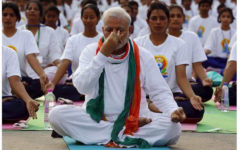 আন্তর্জাতিক যোগ দিবসে যোগচর্চার মহাযজ্ঞে ভারতের প্রধানমন্ত্রী নরেন্দ্র মোদি। ছবি: রয়টার্স