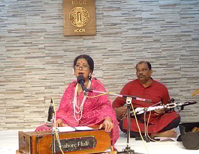 গুলশানের ইন্দিরা গান্ধী সাংস্কৃতিক কেন্দ্রে আজ সন্ধ্যায় শিল্পী অণিমা মুক্তি গোমেজ একক সংগীত পরিবেশন করেন। ছবি: প্রথম আলো