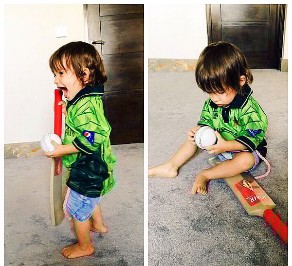 বল-ব্যাট হাতে খেলছেন অ্যাইলা আকরাম। ছবি: টুইটারের সৌজন্যে।