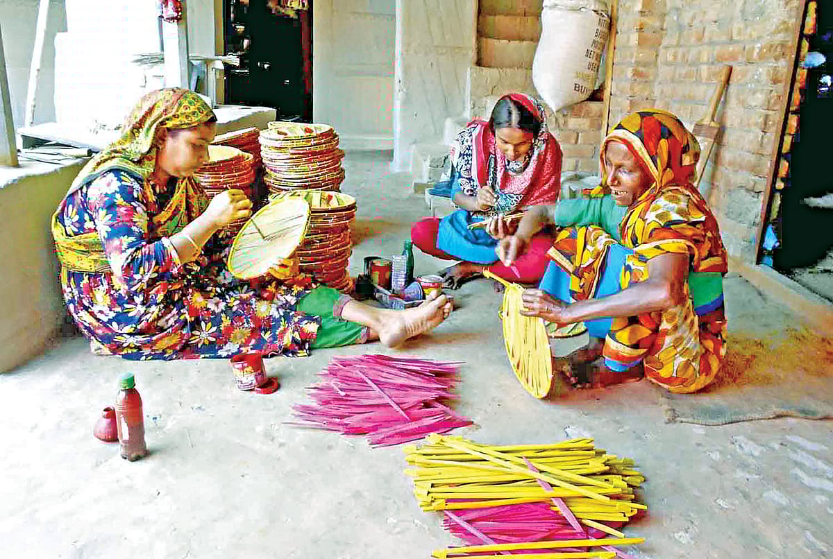 মেয়ে ও ছেলের স্ত্রীকে নিয়ে পাখা তৈরির কাজ করছেন হাজেরা বিবি (ডানে)। ছবিটি বগুড়ার কাহালু উপজেলার পাইকড় ইউনিয়নের আতালপাড়া গ্রাম থেকে সম্প্রতি তোলা l ছবি: প্রথম আলো