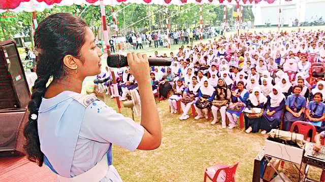 নাটোর অঞ্চলের ভাষা প্রতিযোগ উৎসবে গান গাইছে বগুড়ার এক শিক্ষার্থী। গতকাল দিঘাপতিয়া এম কে (অনার্স) কলেজ মাঠ থেকে তোলা ছবি l সোয়েল রানা