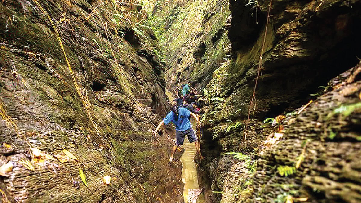 দুর্গম পথ পাড়ি দিয়ে পৌঁছাতে হয় চালন্দা গিরিপথে। ছবি: মাইনুল ইসলাম