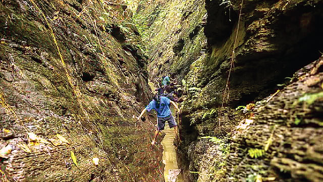দুর্গম পথ পাড়ি দিয়ে পৌঁছাতে হয় চালন্দা গিরিপথে। ছবি: মাইনুল ইসলাম