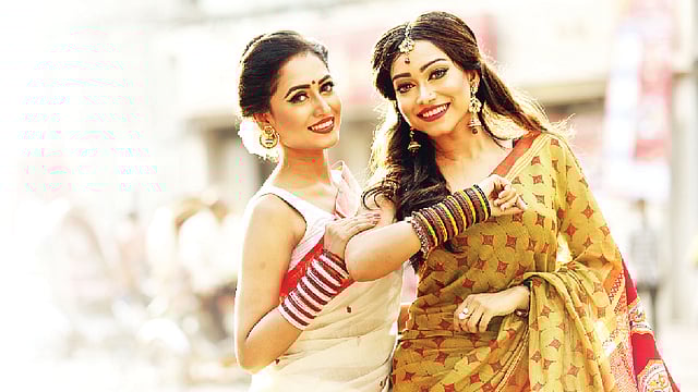 বৈশাখী সাজে চুড়ির ব্যবহার তুলে ধরে বাঙালিয়ানা। মডেল: ইমা ও তোড়া, শাড়ি: নগরদোলা, সাজ: অরা বিউটি লাউঞ্জ, ছবি: সুমন ইউসুফ
