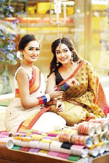 বৈশাখী সাজে চুড়ির ব্যবহার তুলে ধরে বাঙালিয়ানা। মডেল: ইমা ও তোড়া, শাড়ি: নগরদোলা, সাজ: অরা বিউটি লাউঞ্জ, ছবি: সুমন ইউসুফ