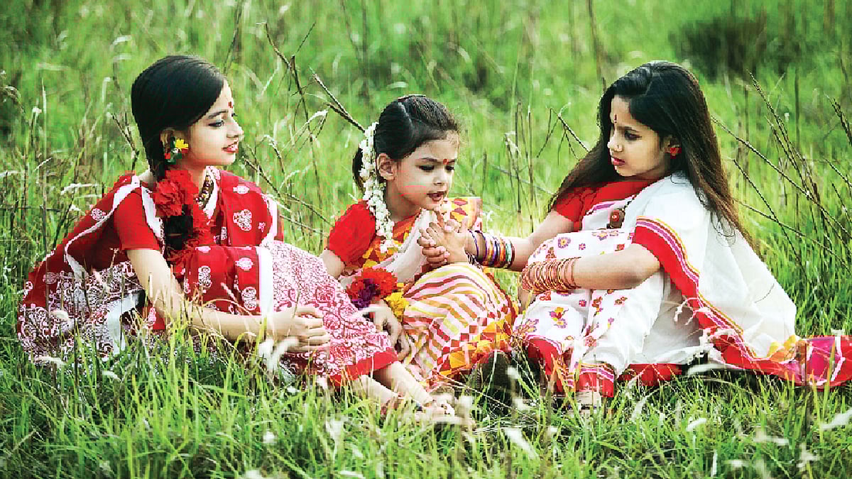 শিশুরাও পয়লা বৈশাখে শাড়ি পরতে পছন্দ করে। মডেল: সামায়রা, মোহনা ও এলিজা, ছবি: নকশা