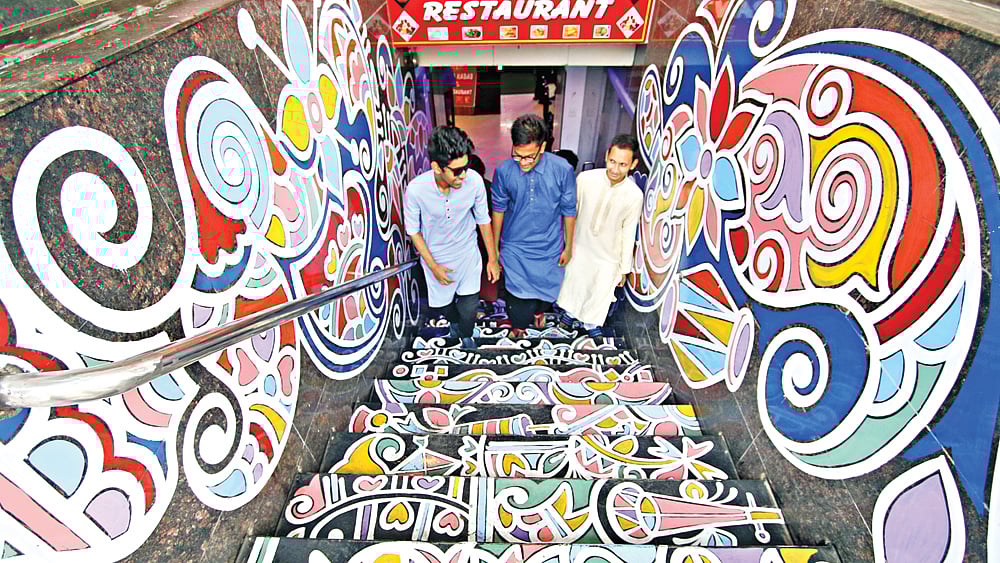 আলপনার রঙে রঙিন হয়ে উঠেছে হোটেল–রেস্তোরাঁ। ছবিটি গতকাল ধানমন্ডি থেকে তোলা l প্রথম আলো