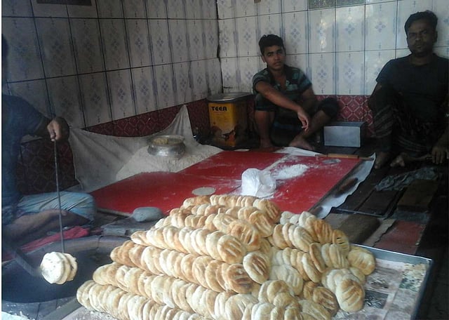 ‘ইমনের সেরা বাকরখানি’ দোকানে কর্মরত শ্রমিকেরা