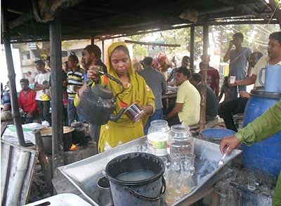 যশোরের কেশবপুর উপজেলায় বৈশাখী মেলা উপলক্ষে চা প্রতিযোগিতায় চা তৈরি করছেন প্রতিযোগী জ্যোতি আক্তার। ছবি: দিলীপ মোদক।