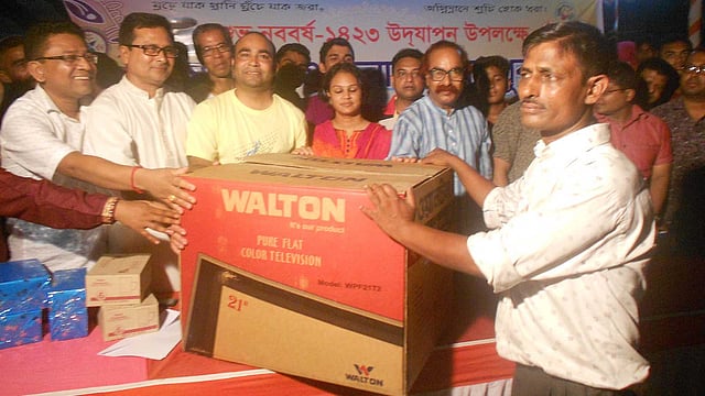 সেরা চা-ওয়ালার পুরস্কার নিচ্ছেন আবদুল ওহাব। ছবি: দিলীপ মোদক।