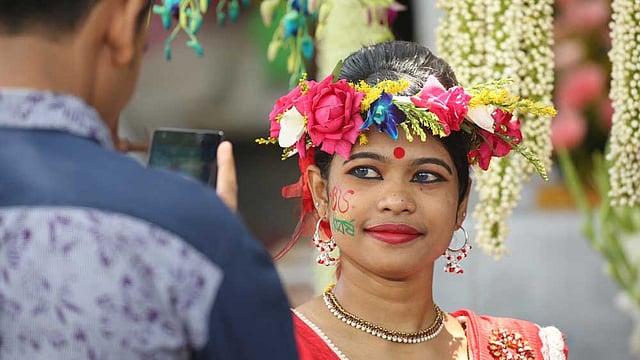 ফুল দিয়ে সেজেছেন বাহারি সাজে। ছবি না তুললে কি চলে? ছবি: জাহিদুল করিম
