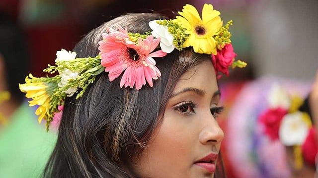 মাথায় ফুল পরে বর্ষবরণ। ছবি: জাহিদুল করিম