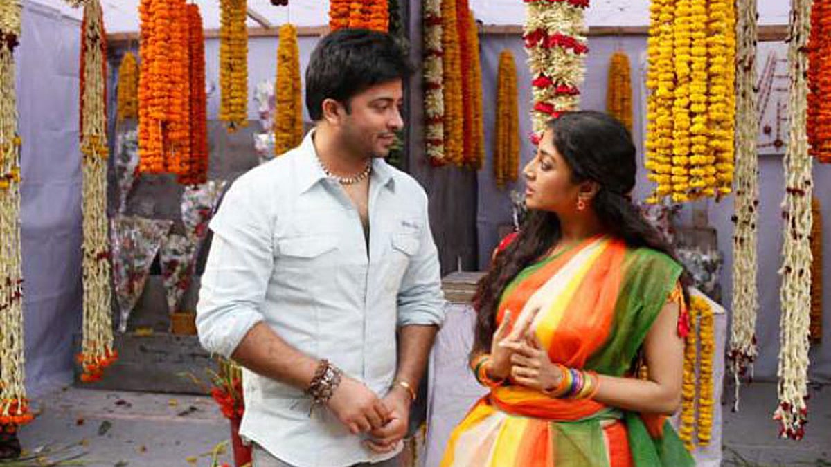 ‘সত্তা’ ছবির দৃশ্যে বাংলাদেশের শাকিব খান ও ভারতের পাওলি দাম