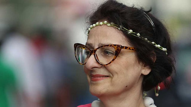 ফুল দিয়ে বাঙালি নারীর সাজ মুগ্ধ করেছে এই বিদেশিনীকে। নিজেও চেষ্টা করেছেন তেমন করে সাজতে। ছবি: আবদুস সালাম