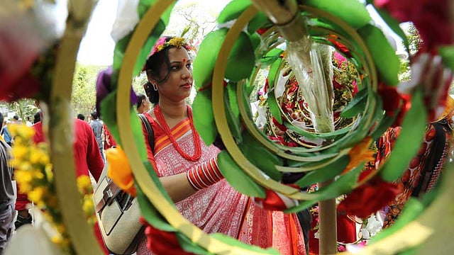 শাহবাগের ফুলের দোকানে দিনভরই ছিল ভিড়। ছবি: জাহিদুল করিম