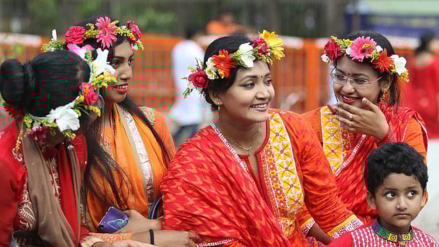 সবাই মাথায় পরেছে ফুল, শিশুটি কি ভাবছে আমারটি কই? ছবি: আবদুস সালাম