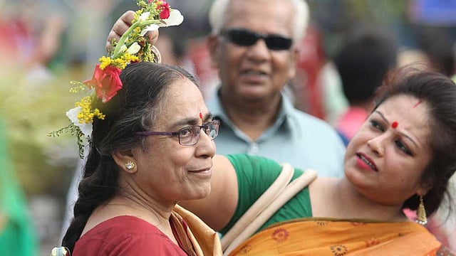ফুল দিয়ে সাজা থেকে বাদ যাননি বয়স্করাও। ছবি: আবদুস সালাম