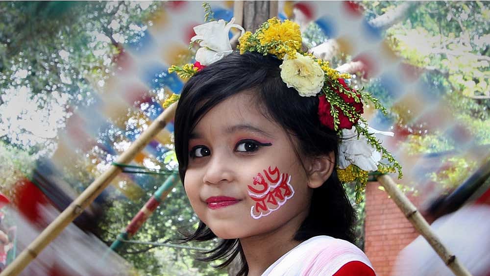 পয়লা বৈশাখে শিশু থেকে শুরু করে বয়স্করা চুলে, খোঁপায় বেঁধেছে বর্ণিল সব ফুল। ছবিগুলো রাজধানীর শাহবাগ এলাকা থেকে তোলা। ছবি: সাইফুল ইসলাম