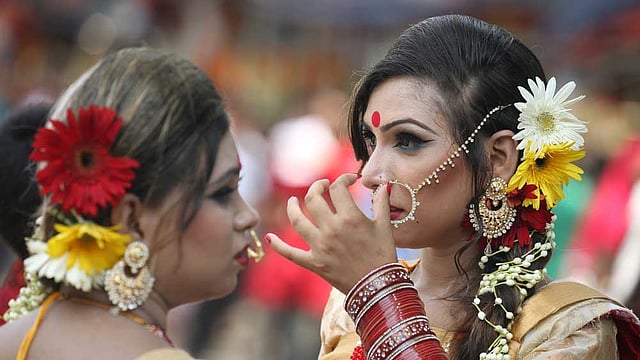 দুই বান্ধবী খোঁপায় পরেছে বাহারি ফুল। ছবি: জাহিদুল করিম