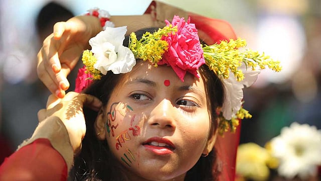 পোশাকের সঙ্গে মাথায় পরা চাই ফুলের চুড়ি। ছবি: জাহিদুল করিম
