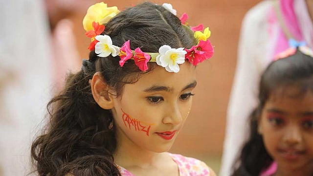 কেউবা কাপড়ের তৈরি ফুলে সাজিয়েছে মাথার চুল। ছবি: জাহিদুল করিম