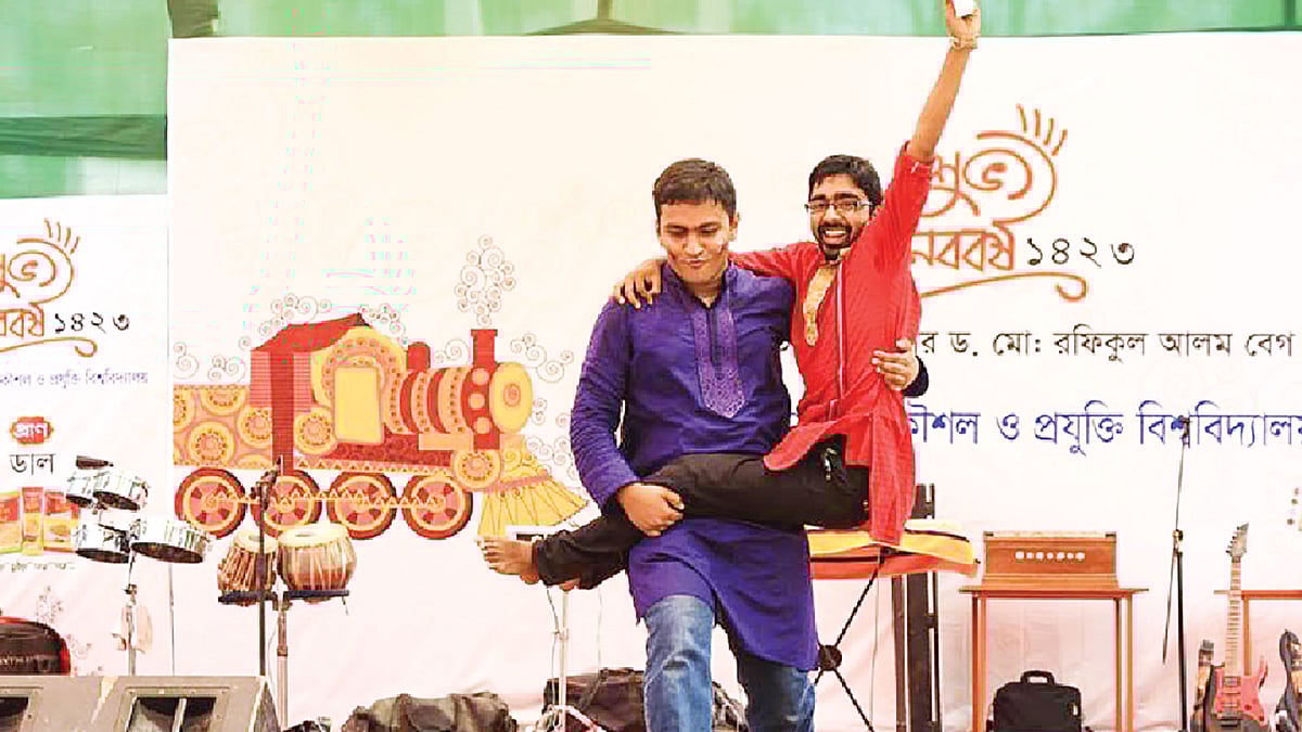 মঞ্চে রুয়েটের শিক্ষার্থীদের পরিবেশনা