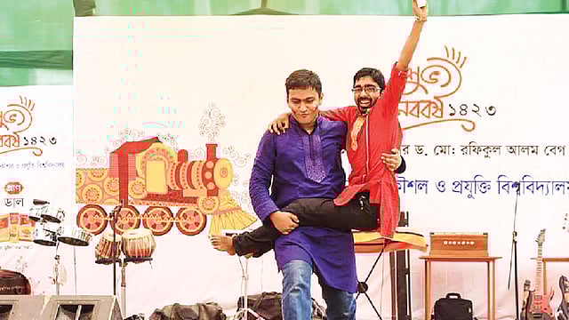 মঞ্চে রুয়েটের শিক্ষার্থীদের পরিবেশনা