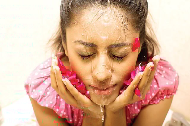 বাড়ি ফিরে ঠান্ডা পানির ঝাপটায় মুখ ধুয়ে নিন