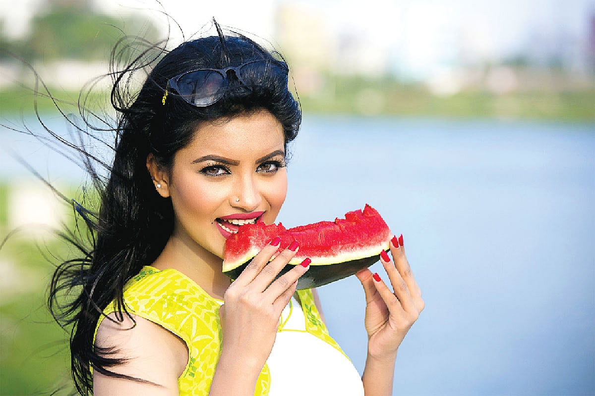 গরমে হালকা রঙের পোশাক দেবে আরাম, দেশি ফল রাখবে সতেজ। মডেল: নাজিফা, ছবি: কবির হোসেন