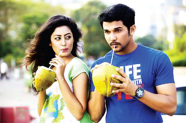 পানি, ডাব শরীরের পানিশূন্যতা রোধ করে। মডেল: ওশিন ও বাপ্পা