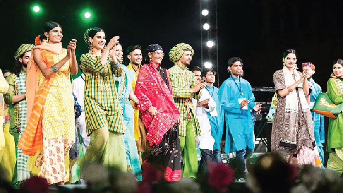 রাজস্থানের র‍্যাম্পে ম​েডলদের সঙ্গে লাল–কালো শাড়িতে বিবি রাসেল